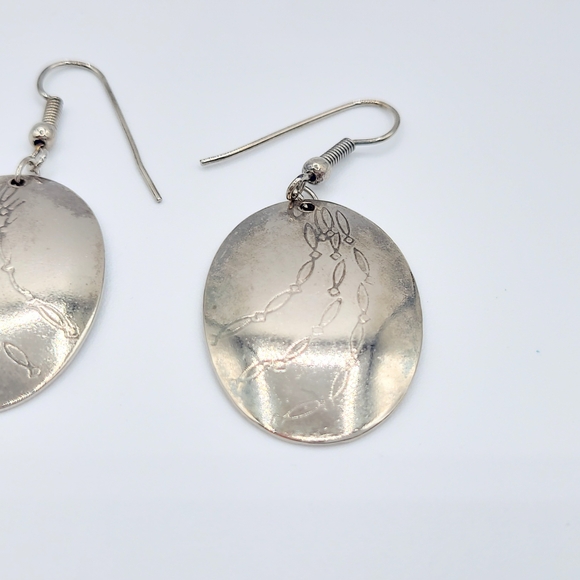 Elegant Silver Oval Earrings with engraved design - Picture 9 of 11